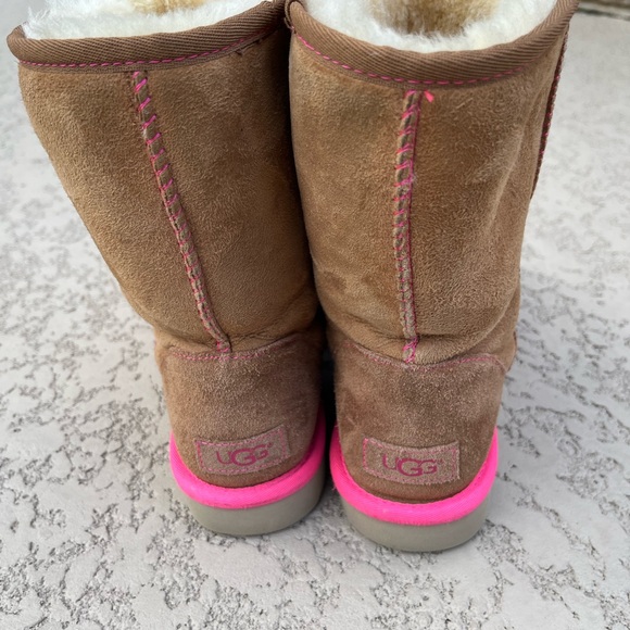 Rare UGG Neon II Classic Short Boot Chestnut Suede with neon pink trim Size 9M - Picture 12 of 12